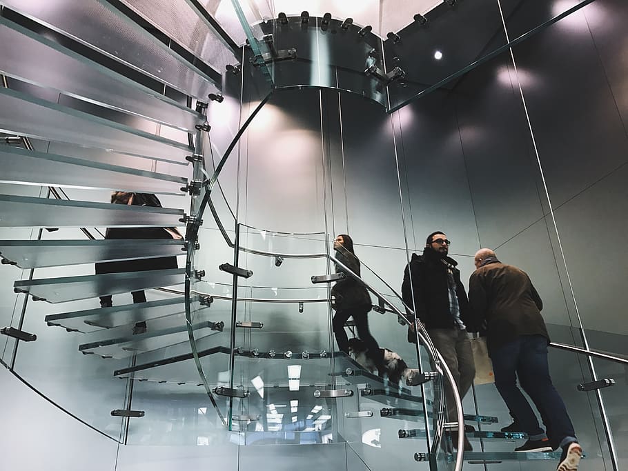 Alemanya, munich, botiga, arquitectura, disseny, interior, hipster, botiga d'Apple, iphone, mac, iphone 7, escala, estil, poma, homes, home de negocis, negocis, mascles, persona de negocis, vestit, a l'interior, company de feina, adult, grup de persones, negoci corporatiu, ben vestit, oficina, cooperació, de peu, treball en equip, mig adult, gent, treball, homes madurs, roba de negocis formal, 4K