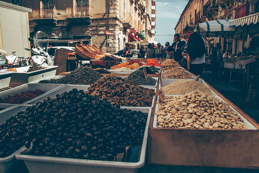 fruits secs a la caixa, planta, persona, humà, menjar, produir, gra, vegetals, fruita, mercat, vehicle, transport, vaixell, llavor, albercoc, nabiu, mongeta, llenties, botiga, basar, nou, menjar i beguda, elecció, variació, a la venda, Paradeta, abundància, venda al detall, frescor, gran grup d'objectes, negocis, alimentació saludable, contenidor, persones incidentals, venda, benestar, dia, Fruits secs, visualització al detall, mercat de carrer, 4K