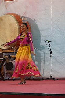danseuse orientale, toute la longueur, Vêtements, Vrais gens, une personne, culture artistique et divertissement, performance, jeune adulte, femmes, permanent, jeune femme, étape, modes de vie, vue de face, regarder la caméra, habits traditionnels, scène - espace de performance, la musique, belle femme, en portant, Festival, 5K, CC0, domaine public, libre de droits