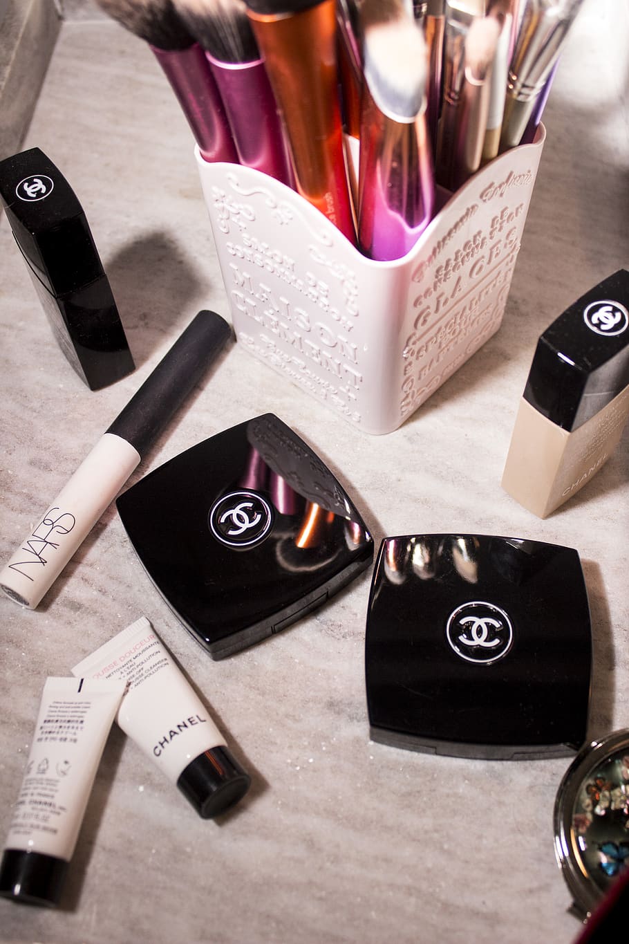 conjunt de maquillatge de chanel, bellesa, new york, Estats Units, maquillatge, chanel, moda, estil, cosmètica, editorial, cura de la pell, fundacions, raspall, manicura, ungles, coberts, maquilladora, nars, cosmètics, fundació, a l'interior, taula, vista d’angle alt, bolígraf, natura morta, primer pla, cap gent, paper, text, comunicació, publicació, ampolla, contenidor, nombre, gran grup d'objectes, llibre, forma del cor, tecnologia, guió occidental, instrument d’escriptura, 5K