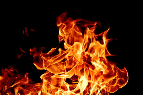 foc, flama, infern, cuinar, negre, cremar, calor, detall, primer pla, fons de pantalla, càlid, barbacoa, flametongue, foguera, ardent, inflamable, cremant, foc - fenomen natural, calor - temperatura, fons negre, groc, vermell, color taronja, cap gent, comunicació, moviment, naturalesa, brillant, senyal d'advertència, signe, cremada, color negre, encendre, resum, espurnes, lluminós, 2K, CC0, domini públic, lliure de regalies