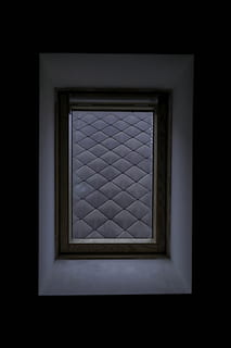Fenster, Regen, Wand, Muster, Sonnenuntergang, drinnen, keine Leute, Bilderrahmen, Rechteck, Design, gestalten, Rahmen, die Architektur, Studioaufnahme, dunkel, Nacht-, schwarzer Hintergrund, Nahansicht, Natur, einzelnes Objekt, quadratische Form, kopieren sie platz, 5K, CC0, gemeinfrei, lizenzfrei