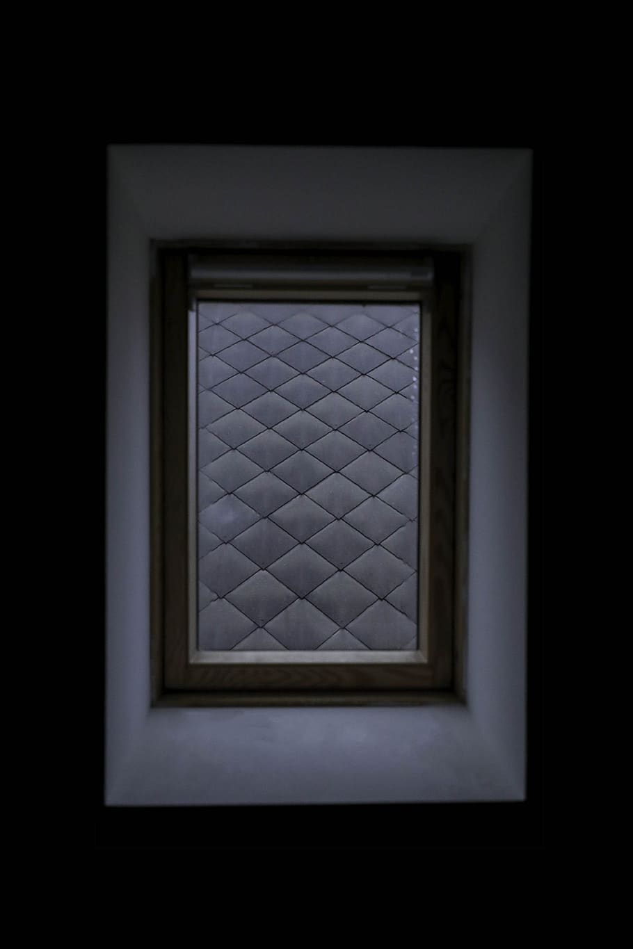 finestre, pioggia, parete, modello, tramonto, in casa, nessuno, finestra, cornice, rettangolo, design, forma, telaio, architettura, girato in studio, buio, notte, sfondo nero, avvicinamento, natura, singolo oggetto, forma quadrata, copia spazio, 5K