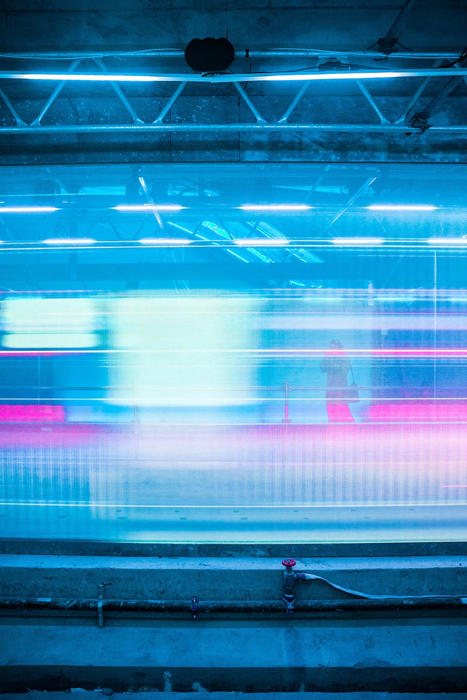 dona, de peu, blanc, paret, fotografia de timelapse, llum, borrós, moviment, tren, exposició llarga, ràpid, velocitat, futur, ciberpunk, vaporwave, canonada, ciutat, urbà, borrosa, color, transport, gent, moviment borrós, escena urbana, estació, viatjar, vida de ciutat, mode de transport, blau, persones que viatgen, acció, passatger, trànsit, arquitectura, resum, de Rodalies, vies del ferrocarril, negocis, estació del metro, hora punta, fons, modern, estructura construïda, a l'interior, 5K