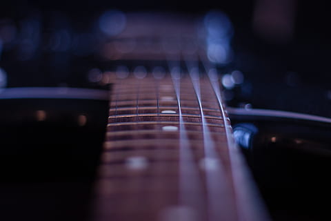 gitarr, musik, musik instrument, konstkultur och underhållning, musikalisk utrustning, stränginstrument, selektiv fokusering, närbild, inomhus, musikinstrumentsträng, sträng, inget folk, mörk, greppbrädan, studio skott, akustisk gitarr, enda objekt, brun, noter, blandning, klassisk stil, 1080P, CC0, offentligt domän, royaltyfria