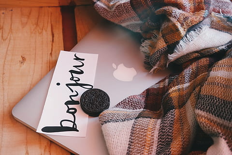 oreo, portàtil, mac, ordinador, escriptori, bufanda, hivern, acollidor, fred, escriure, targeta, cookies, ordinador portàtil, fusta, taula, a l'interior, vista d’angle alt, text, cap gent, comunicació, natura morta, art i artesania, tèxtil, primer pla, creativitat, paper, roba, suèter, patró, mobles, relaxació, llibre, material de fusta, mitjó, roba calenta, 5K, CC0, domini públic, lliure de regalies
