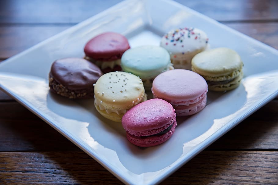macarrons, servit, blanc, ceràmica, placa, assortit, al forn, pastís, placa de ceràmica, xocolata, primer pla, cafè, colorit, cookies, crema, deliciós, postres, sabors, menjar, salut, casolà, indulgència, sucre, dolç, dolços, tradicional, llaminadures, taula de fusta, menjar i beguda, menjar dolç, macarró, frescor, temptació, llest per menjar, multicolor, material de fusta, taula, cap gent, menjar poc saludable, variació, a l'interior, menjar francès, safata, berenar, 5K