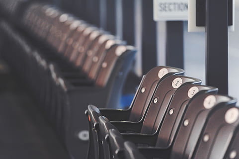 Canadà, waterloo, estadi, fila, camp d’esports, seient, cadira, cadires, banc, arena, estands, en fila, absència, centrar-se en primer pla, cap gent, a l'interior, primer pla, enfocament selectiu, color negre, relaxació, buit, cultura i entreteniment artístic, tecnologia, activitat d'oci, esport, temes de fotografia, negocis, transport, equipament, 4K, CC0, domini públic, lliure de regalies