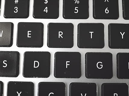 MacBook, Tastatur, Technologie, Computer, Computer Tastatur, Computerausrüstung, Kommunikation, Vollbild, Hintergründe, Brief, Computerteil, Text, Computerschlüssel, keine Leute, Nahansicht, Alphabet, drinnen, Laptop, Verbindung, kabellose Technologie, Großbuchstabe, 2K, CC0, gemeinfrei, lizenzfrei