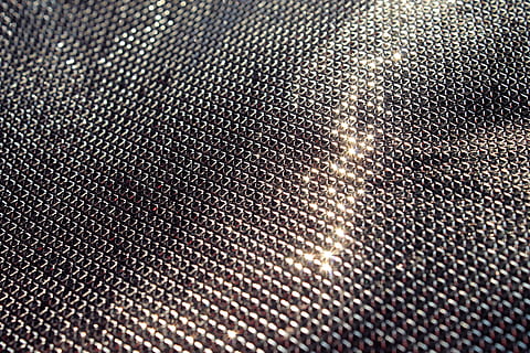 tessuto, tessile, astratto, modello, ruvido, luccichio, splendere, brillante, bagliore, glam, fascino, riflettere, affascinante, sfondi, fotogramma intero, avvicinamento, strutturato, nessuno, metallo, in casa, messa a fuoco selettiva, griglia, ripetizione, design, creatività, luce del sole, musica, color argento, rumore, grattugiare, 4K, CC0, dominio pubblico, privo di copyright