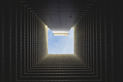 nízký, úhlové fotografování, vysoký, vzestup budovy, pohled zespoda, budova, architektura, vzor, design, Hongkong, cestovat, nahoru, náměstí, struktura, Čína, modrá obloha, perspektivní, stavba, nízký úhel pohledu, nikdo, exteriér budovy, přímo pod, den, venku, perspektiva, opakování, slunečního světla, tvar, město, světlo na konci tunelu, geometrický tvar, věž, Příroda, střešní okno, kancelářská budova exteriér, mrakodrap, 5K, CC0, veřejná doména, bez autorských práv