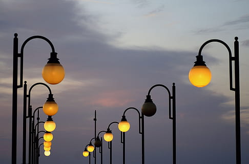 llanternes, llum, tarda, fosc, cel, fons, equips d’il·luminació, llum del carrer, núvol - cel, carrer, il·luminat, cap gent, penjant, llum elèctrica, electricitat, vista d’angle baix, naturalesa, en fila, vespre, a l'aire lliure, bombeta, brillant, color taronja, ferro forjat, 5K, CC0, domini públic, lliure de regalies