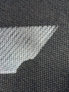 shaddow, vzor, koberec, textura, celý rám, texturou, pozadí, textil, šedá, vysoký úhel pohledu, nikdo, detail, materiál, den, Černá barva, hrubý, abstraktní, stín, uvnitř, slunečního světla, jednoduchost, pruhovaný, džíny, oděv, efekt, 4K, CC0, veřejná doména, bez autorských práv