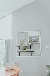cornice quadrata bianca, tazza, architettura, una persona, cornice, mano umana, stili di vita, tecnologia, giorno, finestra, detenzione, struttura costruita, mano, in casa, parte del corpo umano, pianta, tecnologia wireless, telaio, interno di casa, caratteristica della parete, cellulare, orologio, 4K, CC0, dominio pubblico, privo di copyright