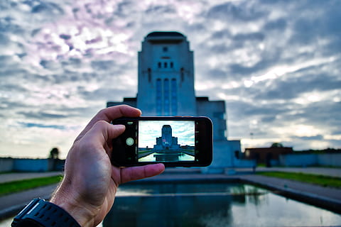 budynek, niebo, iPhone, chmury, ludzka ręka, dłoń, tematy fotograficzne, technologia, inteligentny telefon, fotografowanie, technologia bezprzewodowa, jedna osoba, porozumiewanie się, prawdziwi ludzie, przenośne urządzenie informacyjne, część ludzkiego ciała, trzymać, czynność, perspektywa osobista, telefon komórkowy, ekran, chmura - niebo, osoba nie do poznania, część ciała, na dworze, palec, 5K, CC0, domena publiczna, darmowe zdjęcia
