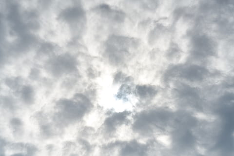 nuage, gris, ciel, des nuages, la nature, Couleur, paysage, atmosphère, Contexte, texture, air, haute, espace, génial, incroyable, blanc, pluie, pluvieux, nuage - ciel, arrière-plans, beauté dans la nature, personne, faible angle de vue, plein cadre, cloudscape, tranquillité, couleur blanche, paysages - nature, ciel dramatique, en plein air, journée, couvert, environnement, scène tranquille, lumière du soleil, milieux abstraits, météorologie, de mauvais augure, 8K, CC0, domaine public, libre de droits