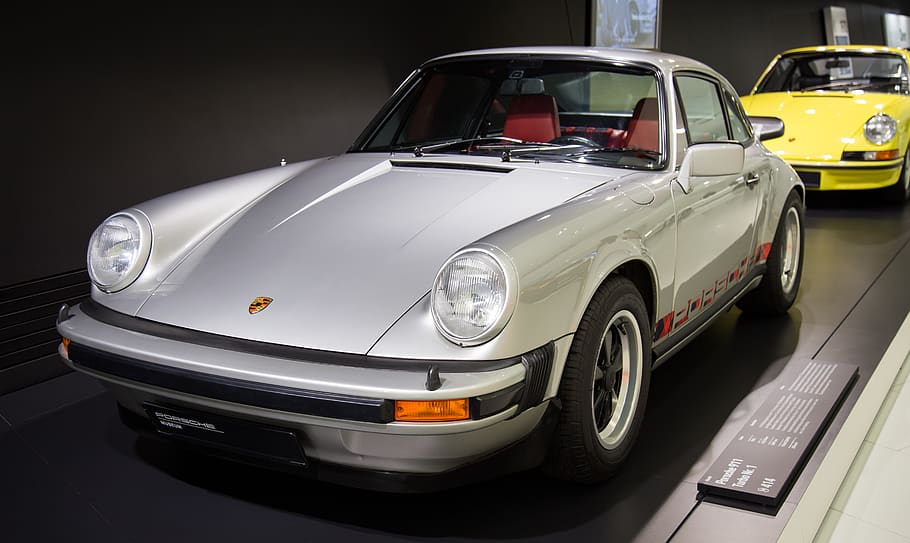 harmaa kupee, auto, ajoneuvo, kuljetus, pyörä, kone-, tuulilasi, Rengas, urheiluauto, coupe, pinna, auton pyörä, kevytmetallivanteet, valo, tietokoneen näppäimistö, tietokoneen kovalevy, elektroniikka, näppäimistö, laitteisto, tietokone, kuljetustapa, moottoriajoneuvo, maa-ajoneuvo, ei ihmisiä, kaupunki, vintage-auto, katu, kiinteä, retro-tyylinen, ajovalot, matkustaa, arkkitehtuuri, ylellisyys, rikkaus, hopea värillinen, sisällä, pysäköinti, 5K