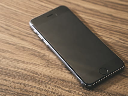 masa, telefon, mobil, obiect, electronic, măr, produs, ecran, atingere, tehnologie, iPhone, telefon inteligent, dispozitiv portabil de informații, tehnologia fără fir, telefon mobil, comunicare, conexiune, în interior, vedere în unghi mare, lemn - material, nici o persoana, ecranul dispozitivului, portabilitate, ecran tactil, a închide, natură moartă, echipamente de telecomunicații, să se concentreze asupra primelor elemente, gol, rumegus, 1080P, CC0, domeniu public, fără drepturi de autor