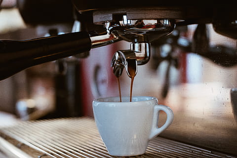 ceașcă albă, băutură, cafea, cafea - băutură, mancare si bautura, ceașcă, cafetiera, halbă, cană de cafea, gustare, cafenea, espresso maker, a închide, mașini, espresso, în interior, turnare, metal, nici o persoana, sticlă, latte, băut, cafeină, 4K, CC0, domeniu public, fără drepturi de autor