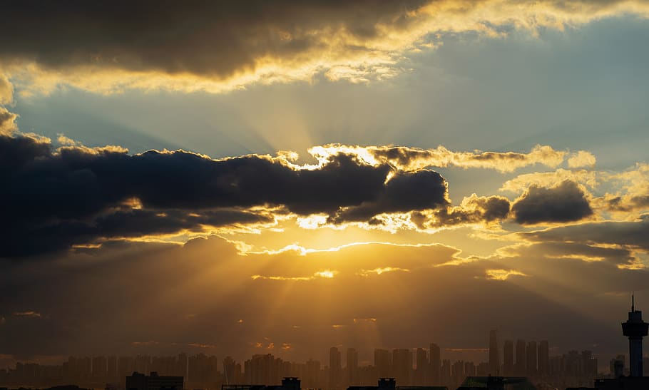 Sky, glød, solnedgang, landskab, himmel, sky - himmel, bygning udvendig, arkitektur, bygget struktur, by, sollys, bygning, natur, ingen mennesker, skønhed i naturen, solstråle, bybilledet, by skyline, dramatisk himmel, scenics - natur, udendørs, sol, skyskraber, kontorbygning udvendig, lyse, 5K