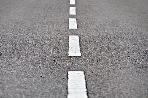 strada, marchio, traffico, Nota, segnale stradale, asfalto, elenco, lontano, guidare, segnaletica stradale, guidando una macchina, mobilità, catrame, autostrada, corsia, prenotazione centrale, sistema stradale, cartello, nessuno, giorno, mezzi di trasporto, fotogramma intero, comunicazione, simbolo, marcatura, Colore bianco, vista dall'alto, all'aperto, sfondi, avvicinamento, città, guida, messa a fuoco selettiva, linea di divisione, livello di superficie, regole, 4K, CC0, dominio pubblico, privo di copyright