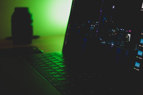 computer, elettronica, pc, computer hardware, hardware, tastiera, tastiera del computer, il computer portatile, topo, sicurezza, del desktop, adattatore, computer di superficie, Tablet, mozzo, palcoscenico, schermo, tenere sotto controllo, Schermo a cristalli liquidi, display, tecnologia, comunicazione, tavolo, tecnologia wireless, connessione, attrezzatura informatica, scrivania, in casa, nessuno, colore verde, mobilia, avvicinamento, schermo del computer, buio, Internet, messa a fuoco selettiva, 5K, CC0, dominio pubblico, privo di copyright