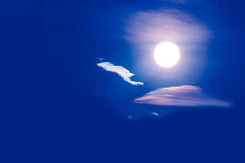 sol, skyer, små skyer, natur, himmel, skyer form, blå, tidligt om morgenen, sky - himmel, ingen mennesker, skønhed i naturen, måne, sollys, scenics - natur, udendørs, plads, transportmidler, dag, rolig scene, ro, flyvende, luftfartøj, lav vinkel visning, måneskin, dampspor, 5K, CC0, offentligt domæne, royaltyfrie
