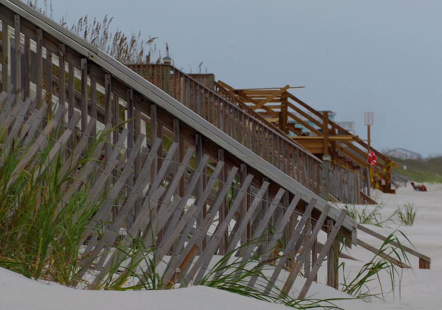 strand, trin, sand, ocean, kyst, liv preserver, bygget struktur, arkitektur, himmel, ingen mennesker, natur, dag, plante, forbindelse, skyfri himmel, udendørs, bygning udvendig, transportmidler, kold temperatur, bro, barriere, vinter, metal, bro - menneskeskabt struktur, sikkerhed, 2K
