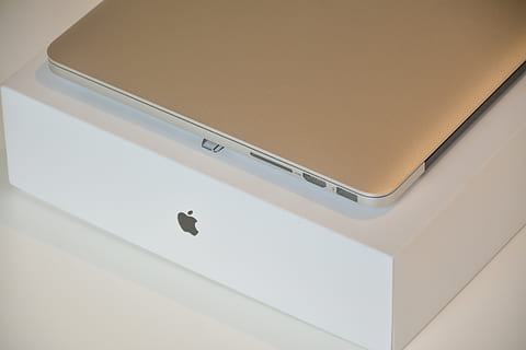 laptop, appel, macbook, computer, browser, Onderzoek, studie, school-, bedrijf, werk, bureau, zwart en wit, tafel, kantoor, nieuwe, doos, binnenshuis, technologie, geen mensen, witte kleur, plafond, architectuur, lage hoekweergave, communicatie, detailopname, dag, Draadloze technologie, ingebouwde structuur, kopie ruimte, verbinding, gemak, scherm, slimme telefoon, zonlicht, blanco, 5K, CC0, publiek domein, royaltyvrij