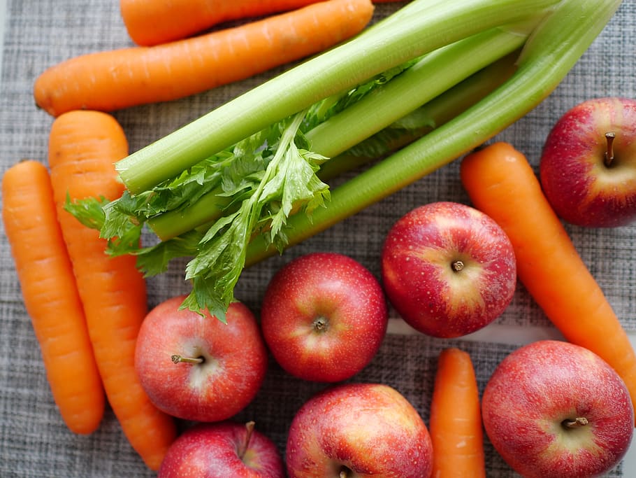 fruita, verdures, api, pomes, pastanaga, fructaris, una dieta alimentària crua, alimentació saludable, amanida, suc fresc, menjar i beguda, menjar, benestar, frescor, vegetals, color taronja, arrel vegetal, primer pla, cap gent, fruita de poma, vista d’angle alt, natura morta, gran grup d'objectes, a l'interior, grup d'objectes, vermell, orgànic, 2K