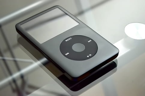 grijs ipod klassiek, appel, elektronica, apparaatje, ipod, MP3 speler, muziek-, technologie, detailopname, binnenshuis, geometrische vorm, geen mensen, Draadloze technologie, vorm, cirkel, slimme telefoon, focus op de voorgrond, communicatie, metaal, stilleven, tafel, lawaai, mobiele telefoon, verbinding, zwarte kleur, draagbaar informatie-apparaat, hoge hoekmening, 1080P, CC0, publiek domein, royaltyvrij