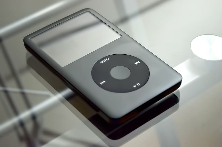 gris ipod clàssic, poma, electrònica, gadget, ipod, reproductor mp3, música, tecnologia, primer pla, a l'interior, forma geomètrica, cap gent, tecnologia sense fils, forma, cercle, telèfon intel·ligent, centrar-se en primer pla, comunicació, metall, natura morta, taula, soroll, telèfon mòbil, connexió, color negre, dispositiu d’informació portàtil, vista d’angle alt, 1080P