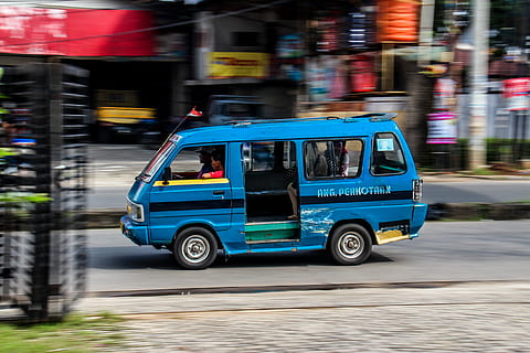 fourgonnette bleue, transport, véhicule, minibus, van, autobus, Humain, la personne, un camion, roue, machine, parlait, ambulance, macadam, asphalte, jante en alliage, route, animal, mammifère, taureau, moto, mode de transport, ville, rue, véhicule terrestre, mouvement flou, mouvement, architecture, extérieur du bâtiment, véhicule à moteur, structure construite, Voyage, voiture, la vitesse, journée, en plein air, transport public, la vie en ville, en mouvement, 5K, CC0, domaine public, libre de droits
