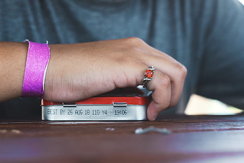 vencimiento, fecha, anillo, mano, mano humana, parte del cuerpo humano, una persona, parte del cuerpo, de cerca, enfoque selectivo, mesa, gente real, adentro, sección en medio, joyería, adulto, dedo, participación, día, dedo humano, mujer, extremidad humana, 5K, CC0, dominio público, libre de derechos