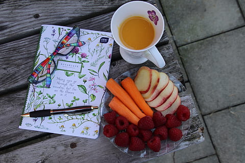 caderno, óculos, caneta, escrever, bloco de anotações, framboesas, diário, caneca, suco, ainda vida, no tribunal de, cenouras, padronizar, a bebida, colorida, fruta, bebida, saudável, vitaminas, Comida, refrescante, laranja, delicioso, comida e bebida, Alimentação saudável, visão de alto ângulo, frescura, bem-estar, mesa, copo, ninguém, refresco, madeira - material, fatia, chá, dia, cor laranja, dentro de casa, café da manhã, lanche, 5K, CC0, domínio público, royalty free