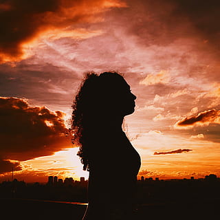 silueta, dona, daurat, hores, retroil·luminat, núvols, fosc, alba, tarda, paisatge, persona, retrat, escènic, cel, sol, posta de sol, núvol - cel, una persona, color taronja, estils de vida, naturalesa, bellesa a la natura, de peu, persones reals, dones, adult, vista lateral, activitat d'oci, tranquil·litat, a l'aire lliure, cintura cap amunt, femelles, pentinat, contemplació, 1080P, CC0, domini públic, lliure de regalies