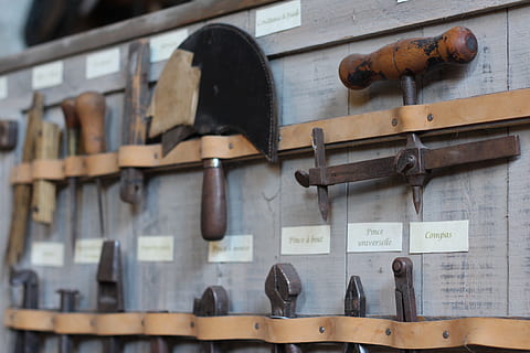 eines, taller, antic, metall, cap gent, penjant, text, material de fusta, primer pla, vell, dia, enfocament selectiu, comunicació, a l'interior, centrar-se en primer pla, natura morta, variació, cadenat, en fila, protecció, vista d’angle baix, 5K, CC0, domini públic, lliure de regalies