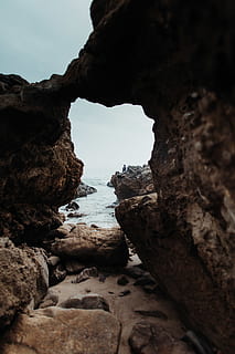 brun stenbue, natur, hule, vand, kystlinjen, ocean, hav, udendørs, kyst, bugt, klippe, strand, hul, mesa, ødemark, skifer, fangehul, forbjerg, kalksten, jord, halvø, rock-objekt, solid, rock formation, himmel, ingen mennesker, ro, skønhed i naturen, dag, geologi, rolig scene, fysisk geografi, scenics - natur, eroderet, 5K, CC0, offentligt domæne, royaltyfrie
