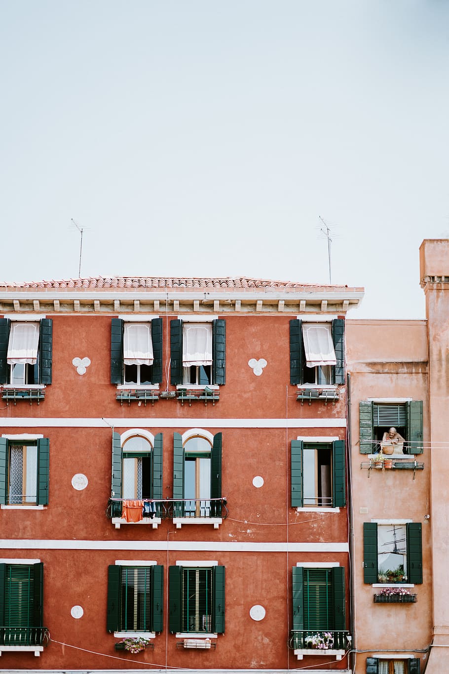 uomo, dentro, Marrone, bianca, calcestruzzo, Casa, costruzione, cielo, finestra, otturatore, baldacchino, persona, facciata, architettura, all'aperto, città, urbano, cielo blu, piastrella, tetto, esterno dell'edificio, balcone, scena urbana, Europa, vecchio, struttura costruita, culture, appartamento, Italia, strada, cittadina, quartiere residenziale, storia, caratteristica della parete, paesaggio urbano, Palazzo residenziale, multicolore, turismo, viaggio, nessuno, giorno, posto famoso, Venezia, Italia, destinazioni di viaggio, 8K