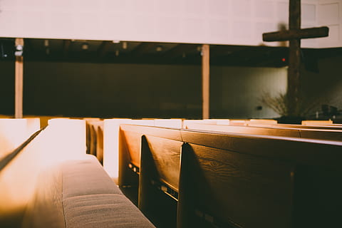 leere kirche innenraum, Sitz, keine Leute, drinnen, Möbel, leeren, Abwesenheit, Stuhl, Tabelle, Holz - Material, beleuchtet, in einer Reihe, Sonnenlicht, Natur, Nahansicht, die Architektur, Fokus auf den Vordergrund, gebaute Struktur, Fenster, selektiver Fokus, 5K, CC0, gemeinfrei, lizenzfrei
