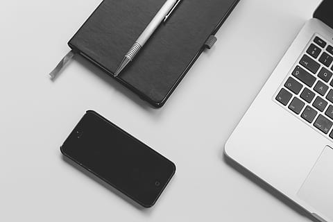 macbook, laptop, komputer, teknologi, iphone, ponsel, benda, notes, pena, meja tulis, kantor, bisnis, hitam dan putih, teknologi nirkabel, perangkat komputer, komunikasi, koneksi, keyboard, papan ketik komputer, meja, masih hidup, tidak ada orang, dalam ruangan, tampilan sudut tinggi, perangkat informasi portabel, keuangan, latar belakang putih, kunci komputer, 5K, CC0, domain publik, bebas royalti