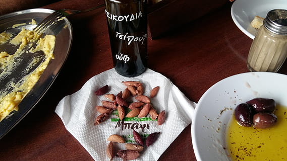 tsipouro, menjar i beguda, menjar, text, taula, a l'interior, guió occidental, comunicació, vista d’angle alt, natura morta, frescor, placa, cap gent, llest per menjar, indulgència, guió, script no occidental, primer pla, menjar dolç, benestar, alimentació saludable, temptació, vaixella, 4K, CC0, domini públic, lliure de regalies