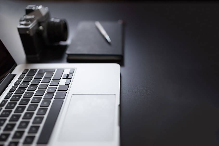 MacBook, portàtil, ordinador, tecnologia, Bloc de notes, bolígraf, càmera, fotografia, dispositius, negocis, creatiu, oficina, escriptori, equips informàtics, teclat, tecnologia sense fils, a l'interior, teclat d’ordinador, comunicació, enfocament selectiu, connexió, cap gent, taula, primer pla, natura morta, temes de fotografia, mobles, càmera - equip fotogràfic, clau d’ordinador, 5K