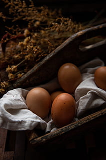oua brune, brooklyn, Statele Unite, coş, caisă, plantă, legume și fructe, fruct, floră, alimente, mancare si bautura, mâncat sănătos, bunăstare, prospeţime, lemn - material, nici o persoana, ou, maro, natură moartă, mancare cruda, să se concentreze asupra primelor elemente, a închide, în interior, grup de obiecte, recipient, natură, zi, vedere în unghi mare, masa, 5K, CC0, domeniu public, fără drepturi de autor