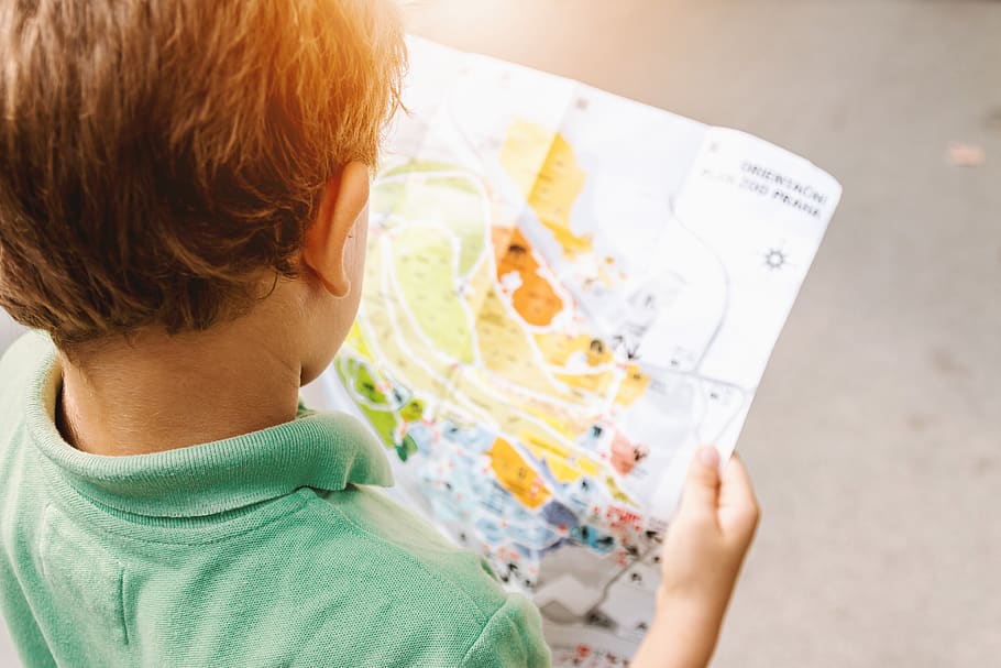 ragazzo, detenzione, carta geografica, strada, bambino, carina, navigazione, estate, sole, donna, giovane, ragazzi, una persona, infanzia, maschi, uomini, colpo alla testa, prole, abbigliamento casual, ritratto, in casa, attività, analizzare, cercare, guardare, apprendimento, vista dall'alto, innocenza, 4K