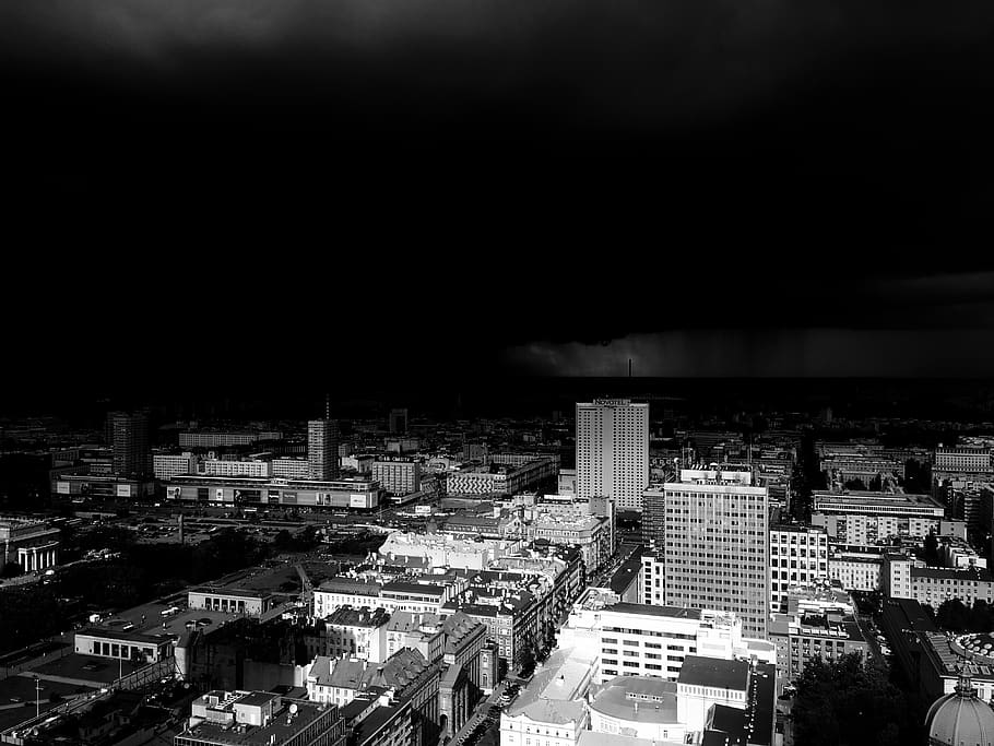 Puola, Varsova, rakennuksen ulkoa, kaupunki, arkkitehtuuri, rakennettu rakenne, kaupunkikuvan, ei ihmisiä, korkea kulma, rakennus, taivas, ulkona, pilvi - taivas, luonto, yö-, kaupunkielämä, asuinalueella, pilvenpiirtäjä, toimistorakennuksen ulkoa, 4K