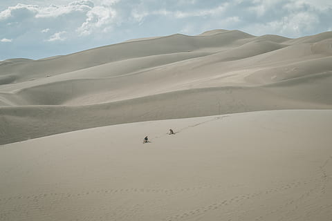 camp del desert, sorra, a l'aire lliure, duna, sòl, Estats Units, gran parc nacional de dunes de sorra i conserva, desert, naturalesa, persona, paisatge, horitzó, cel, estiu, calenta, caminada, trek, dunes de sorra, gris, escenics - natura, terra, duna de sorra, bellesa a la natura, clima àrid, escena tranquil·la, medi ambient, escena no urbana, clima, tranquil·litat, dia, persones reals, remot, muntanya, activitat d'oci, 4K, CC0, domini públic, lliure de regalies