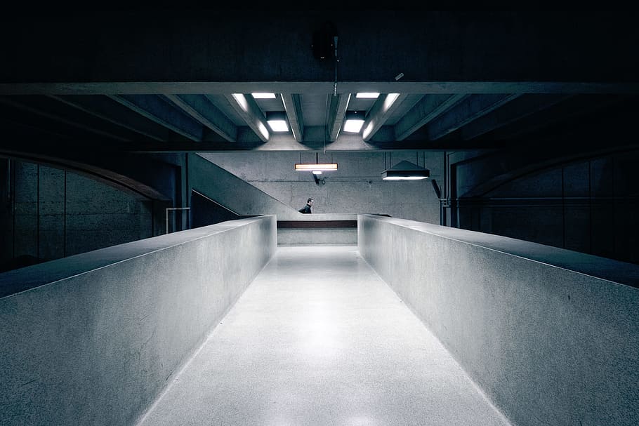 edifici, urbà, home, paio, passadís, llums, arquitectura, estructura construïda, a l'interior, il·luminat, transport, el camí a seguir, direcció, equips d’il·luminació, transport públic, metro, cap gent, sostre, túnel, perspectiva decreixent, buit, aparcament, absència, barana, funció de construcció de parets, llum, modern, concret, pas inferior, llum al final del túnel, garatge, passarel·la subterrània, 1080P
