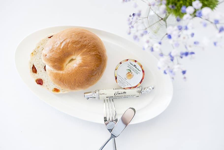 brød, hvid, plade, mad, bagel, gaffel, blomst, kniv, fad, abrikos, vase, morgenmad, styling, mad styling, madfotografering, forår, flatlay, enkel, minimal, ren, simpel levevis, te, friskhed, mad og drikke, blomstrende plante, spise redskaber, plante, bord, køkkenredskaber, indendørs, stilleben, kaffe, bagt, kaffe - drikke, kop, ingen mennesker, klar til at spise, måltid, fristelse, 4K