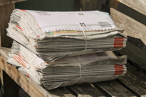 laikraščiai, kamino, paketas, laivyba, popieriaus kamino, popieriaus, slėgis, atspausdintas, informacija, paskirstyti, perdavimas, vietos, laikraščio pasiuntinys, pristatymo asmuo, brošiūros, krūva, didelė objektų grupė, natiurmortas, lentelė, laikraštis, nėra žmonių, paskelbimas, dokumentą, patalpose, perdirbimas, dieną, gausa, balta spalva, žiniasklaida, aukšto kampo vaizdas, Iš arti, komunikacijos, mediena - medžiaga, verslą, 4K, CC0, Viešasis domenas, nemokamai